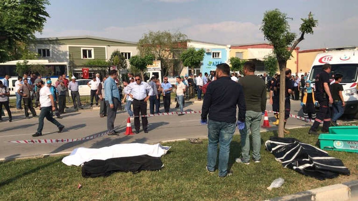 Manisa\'da Otomobil İşçilere Çarptı: 3 Ölü