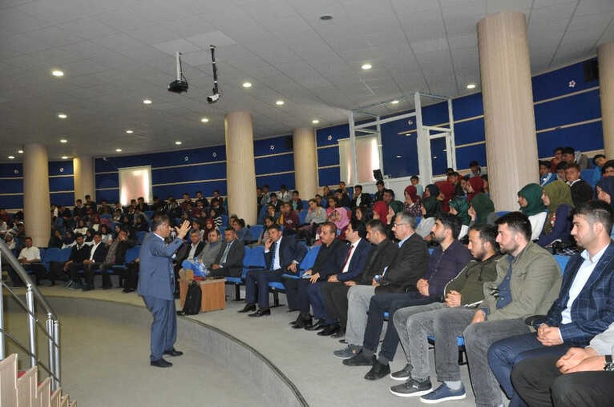 Sincik\'te \'Eğitim ve Gelecek\' Konulu Konferans Yapıldı