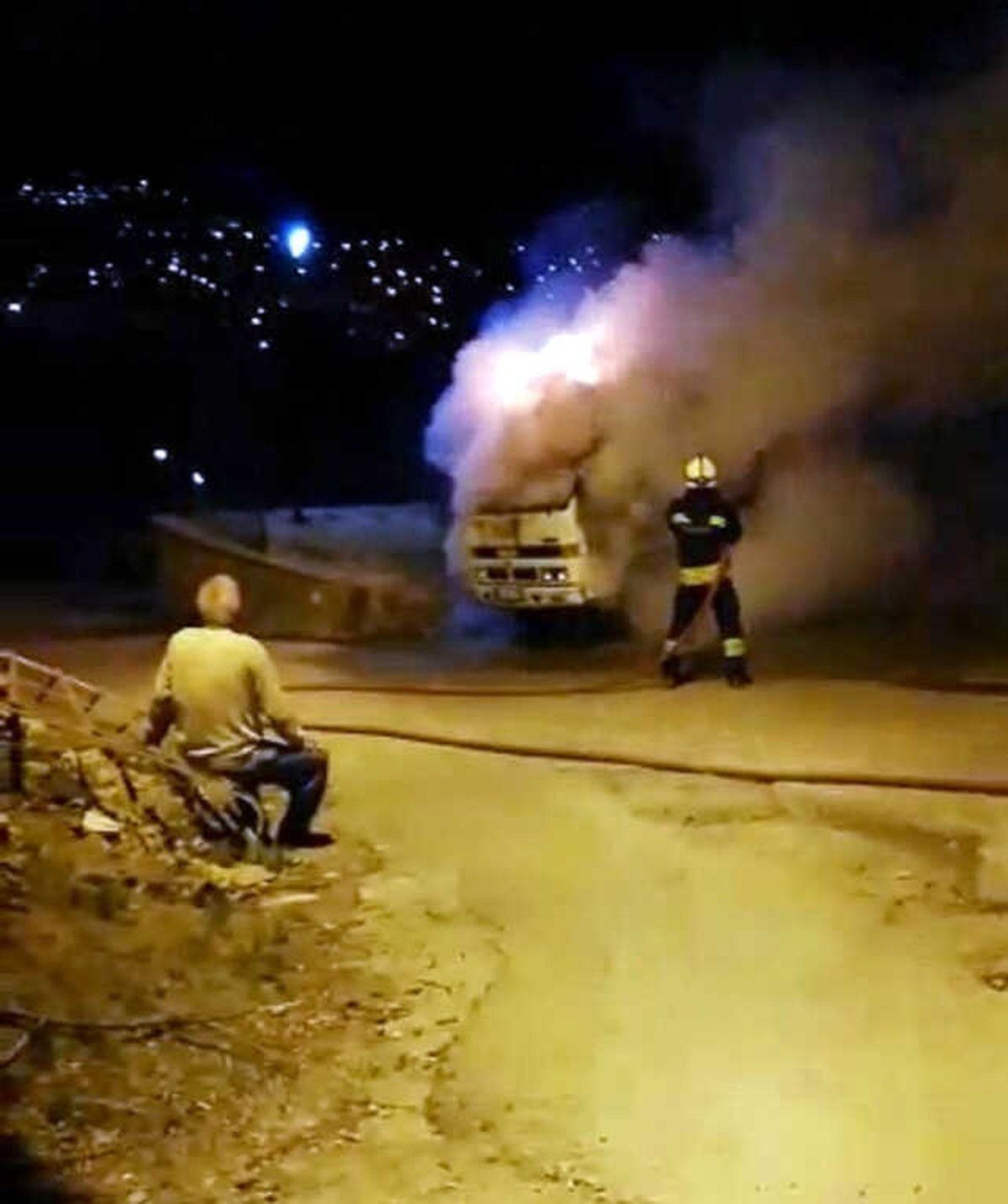 Yanan Kamyonunu Çaresiz Gözlerle İzledi
