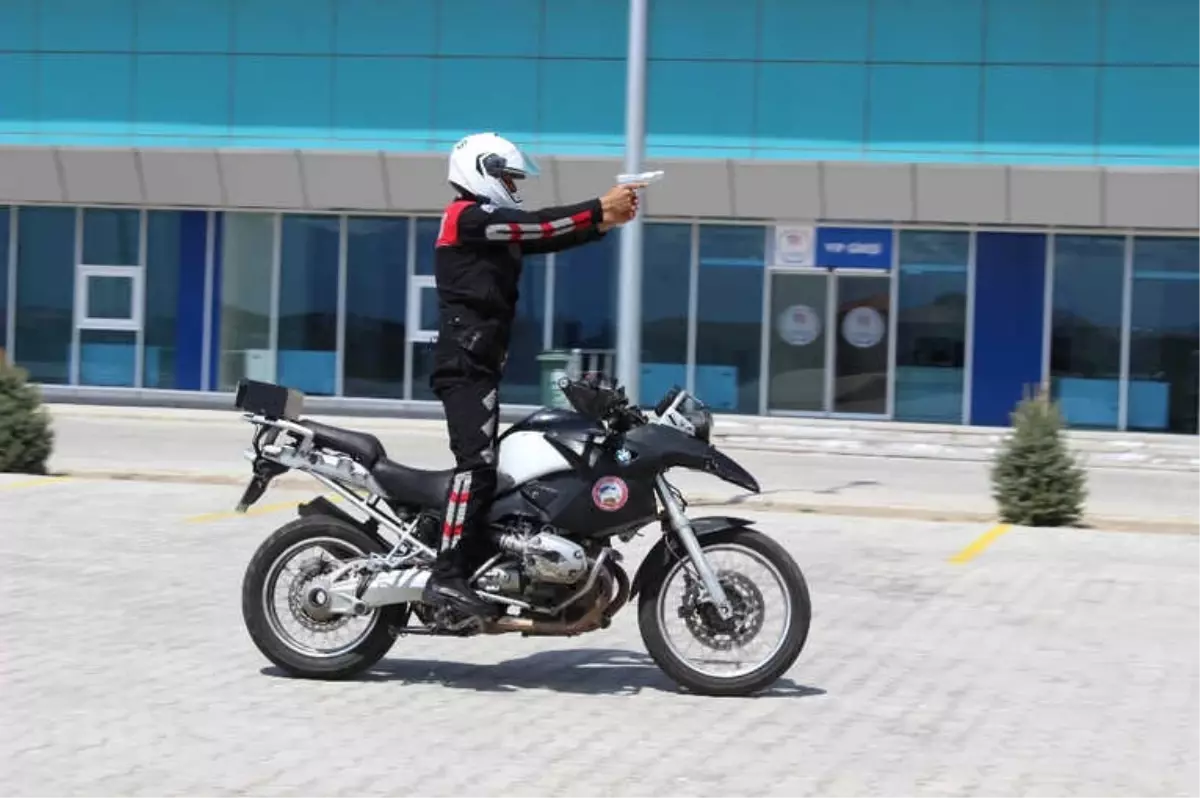 Yunus Timlerinin Akrobatik Hareketleri Büyük Alkış Aldı