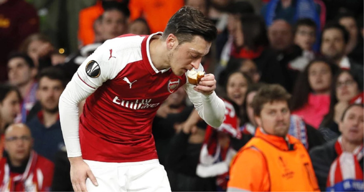 Arsenal\'ın Yıldızı Mesut Özil, Tribünden Gelen Ekmeği Öpüp Kenara Koydu