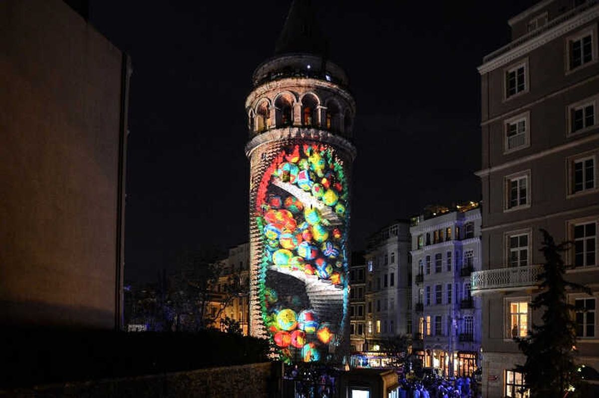 Galata Kulesi\'ne Yansıtılan Görsel Şov Havadan Görüntülendi
