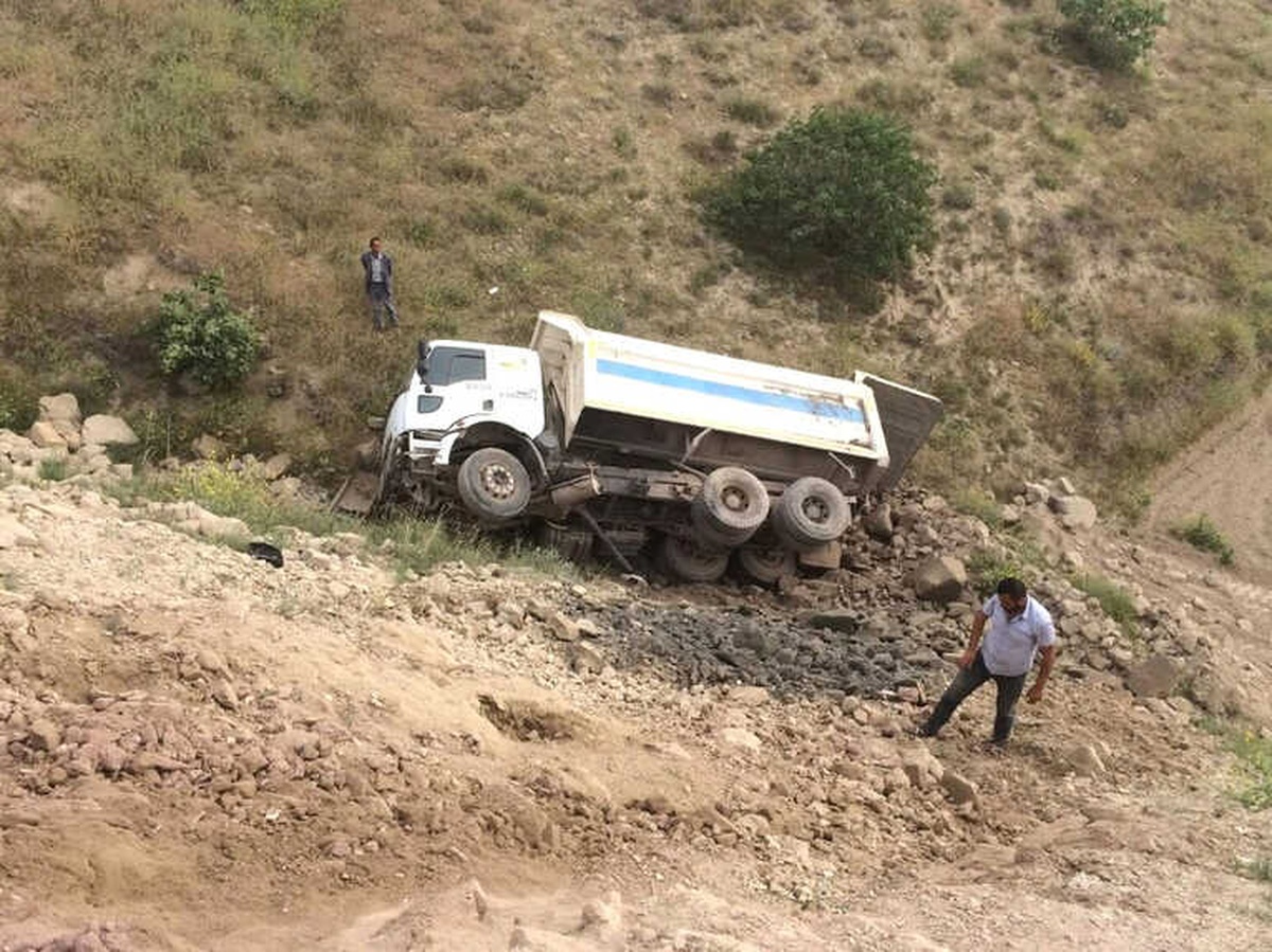 Hafriyat Yüklü Kamyon Şarampole Yuvarlandı: 1 Yaralı