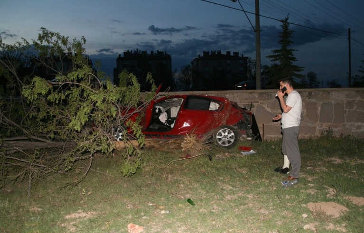 Hurdaya Dönen Araçtan Burunları Kanamadan Çıktılar
