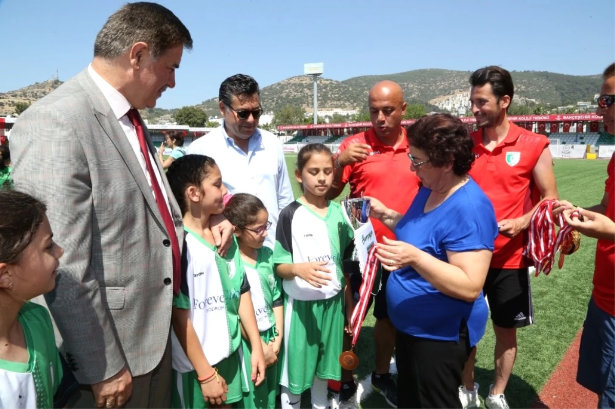 İsmail Altındağ Çocuk Futbol Festivali Kupa ve Ödül Töreniyle Sona Erdi