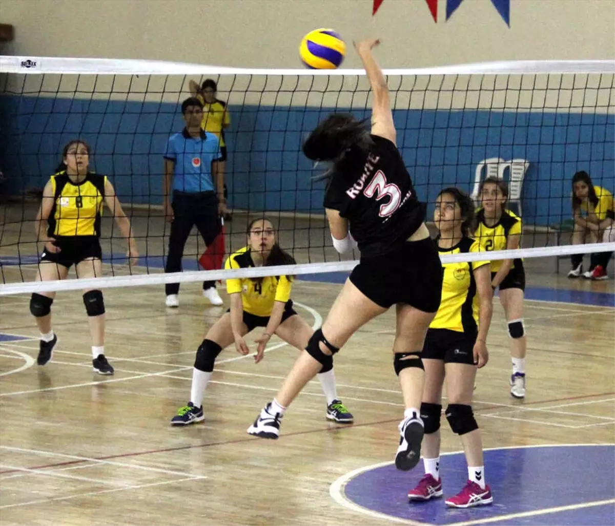 Malatya\'da Gençler Voleybol Grup Müsabakaları