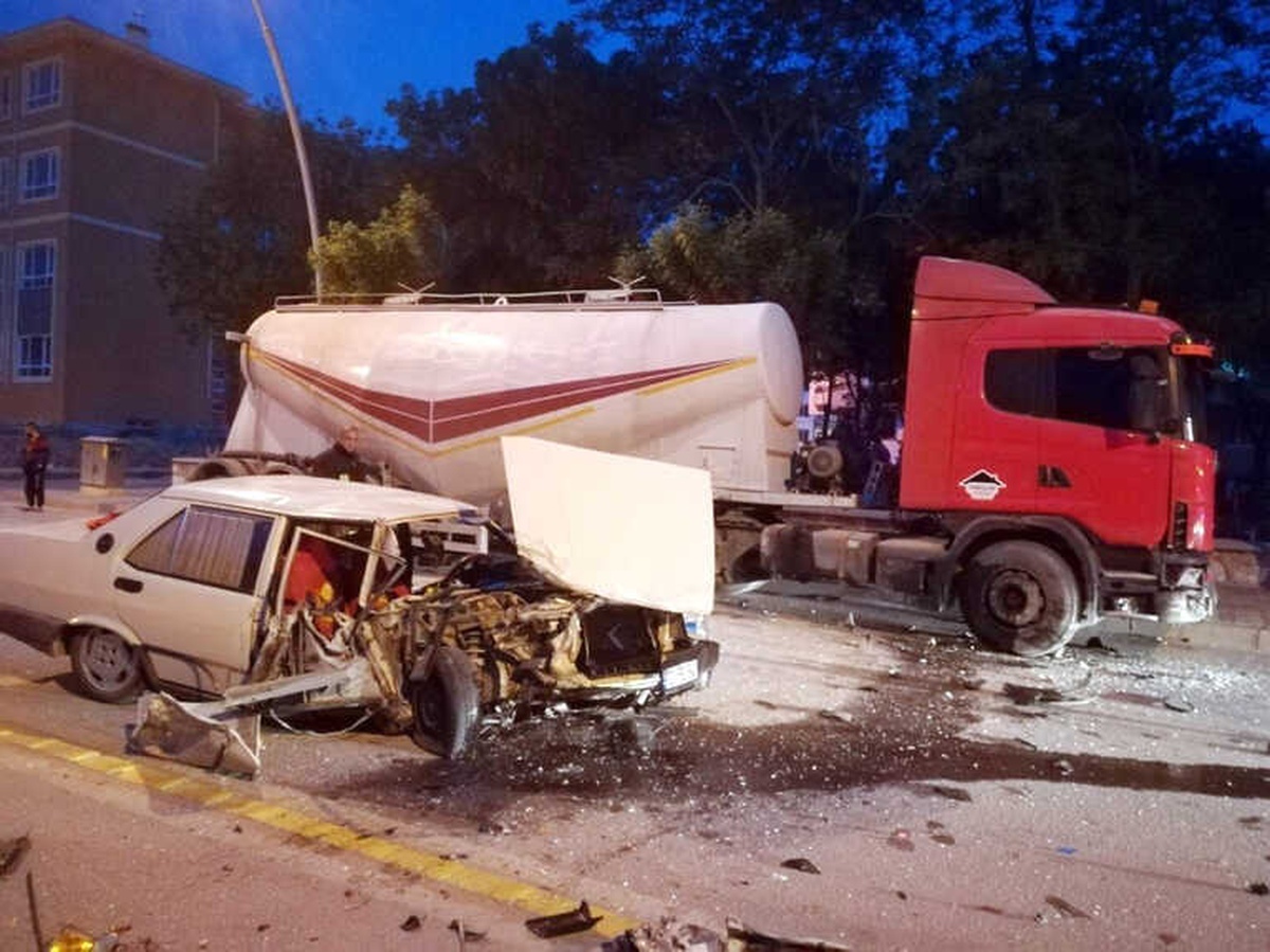 Otomobil Park Halindeki Tankere Çarptı: 1 Yaralı