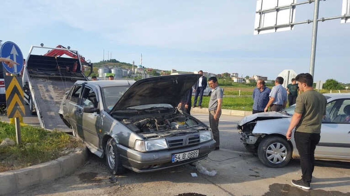 Sakarya\'da İki Otomobil Çarpıştı: 5 Yaralı