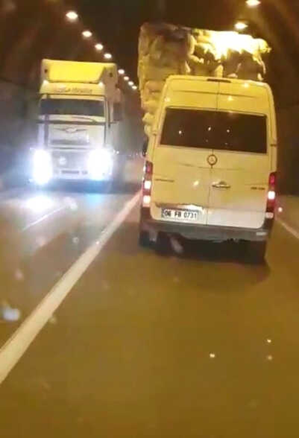 Saman Yüklü Kamyon Tünelde Trafiği Tehlikeye Soktu