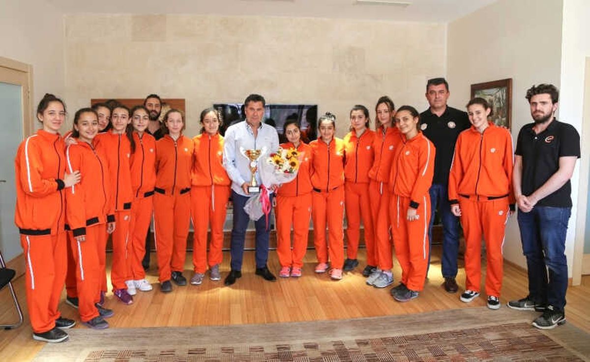 Şampiyon Voleybolculardan Başkan Kocadon\'a Ziyaret