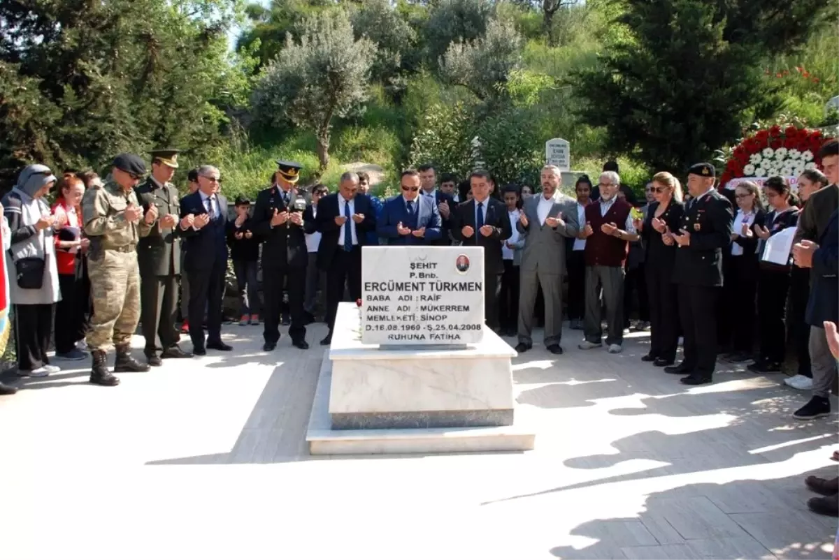 Şehit Binbaşıyı Öğrenciler Kabri Başında Andı