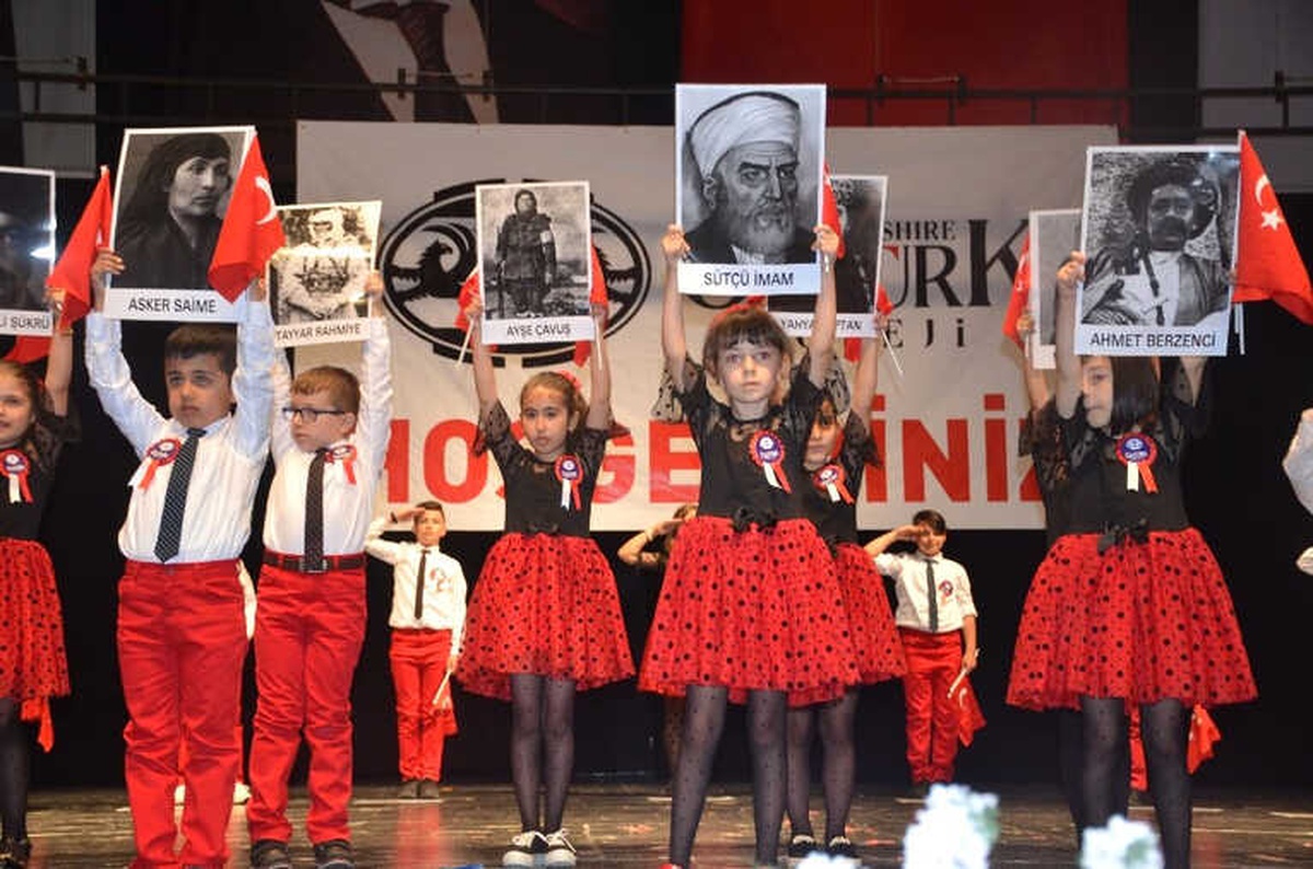 Yenilenen Yüzüyle Öztürk Hampshire Koleji\'nin Öğrencileri Sahneye Çıktı