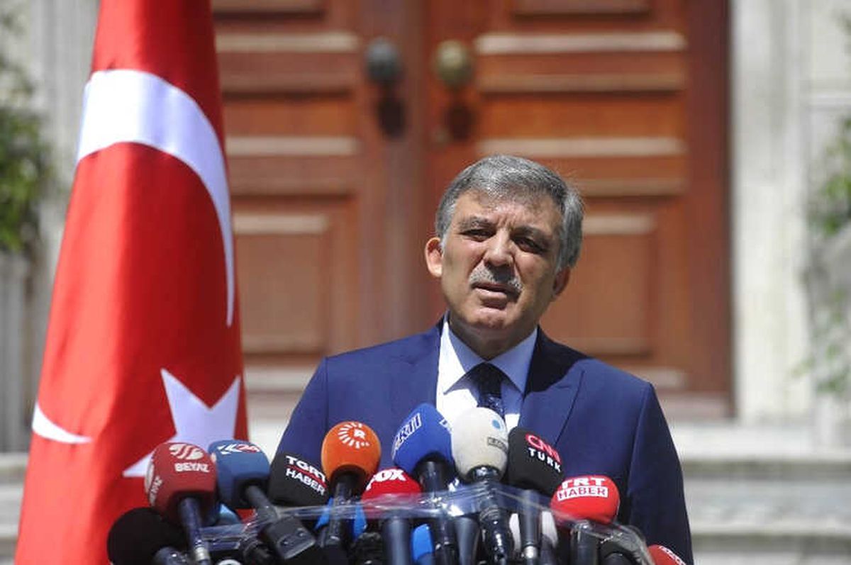Abdullah Gül: "Başlarını İki Elleri Arasına Alıp Söylediklerini Muhasebe Etsinler"