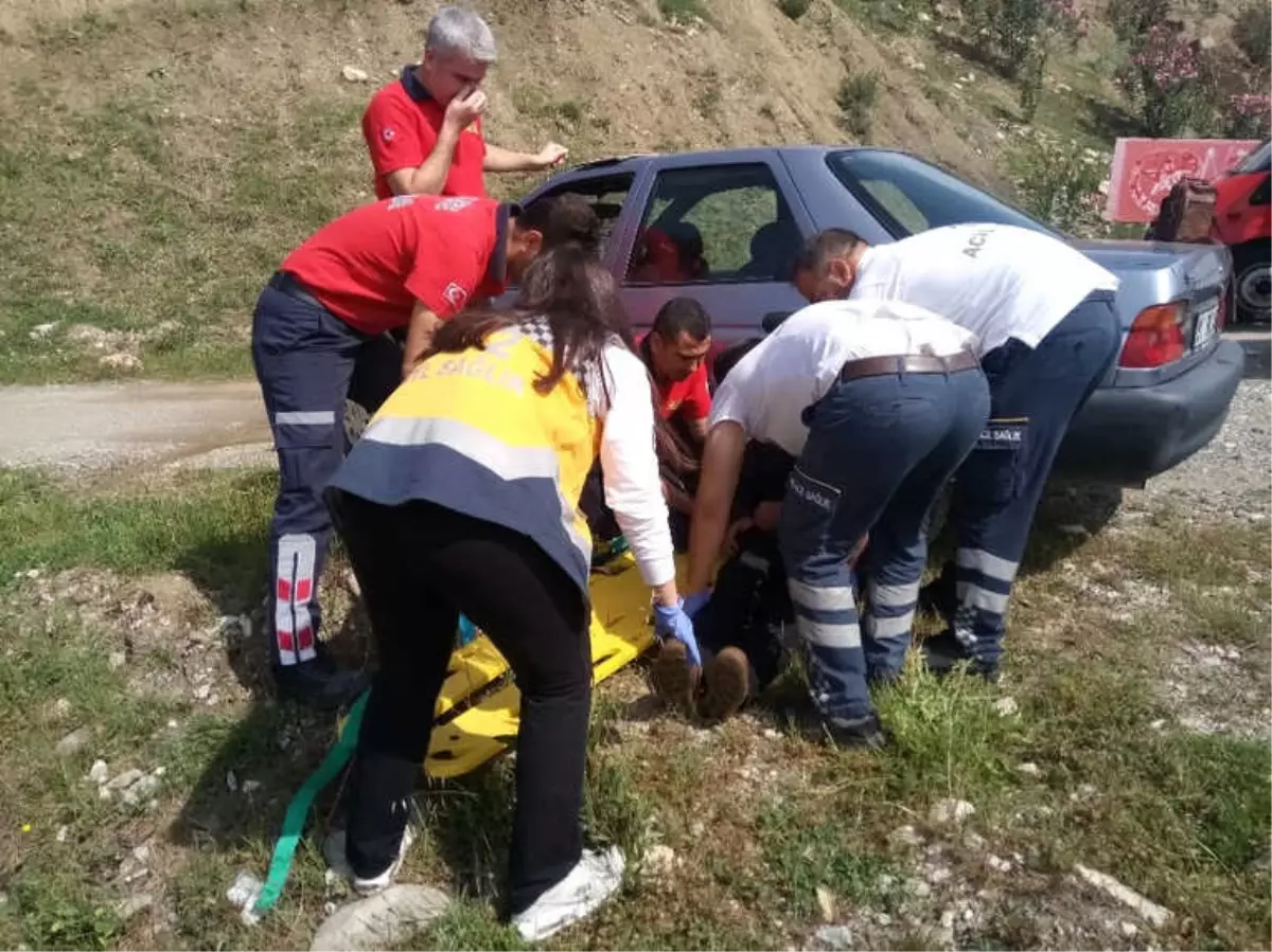 Adana\'da Otomobiller Kafa Kafaya Çarpıştı: 1 Yaralı