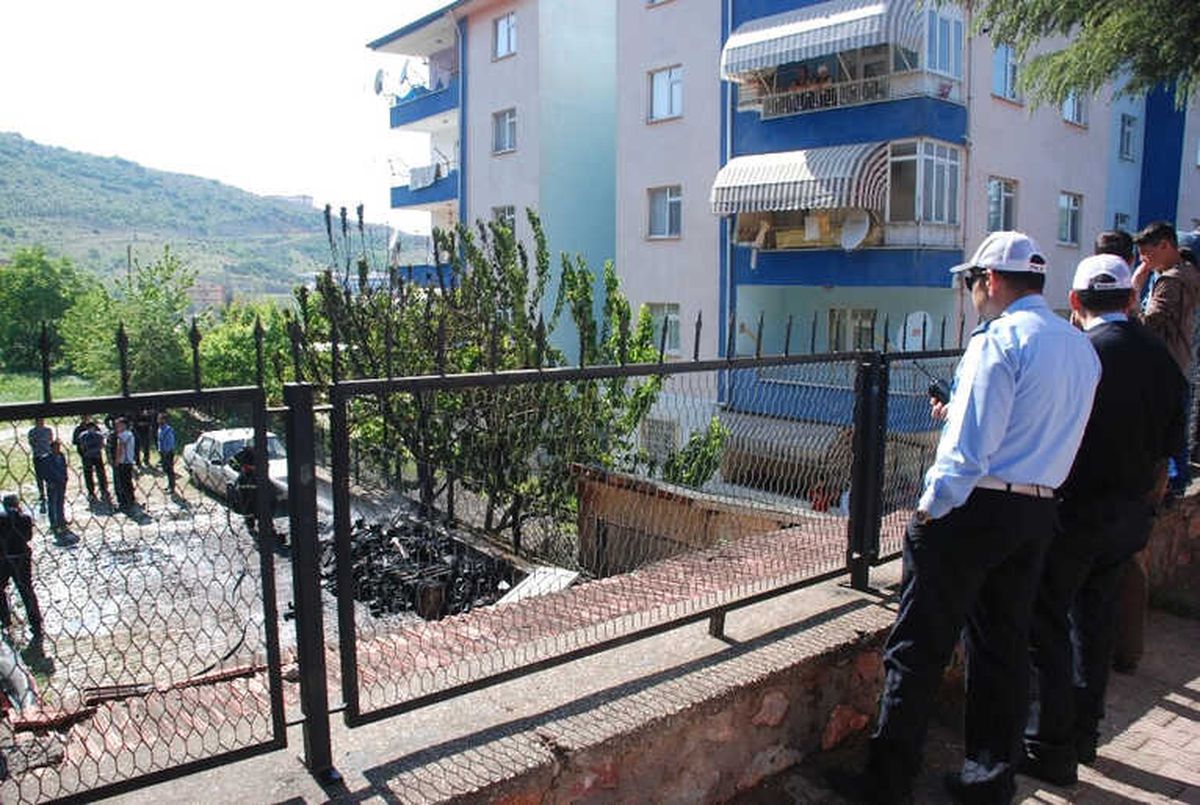 Alevlerin Yakınındaki Otomobil Paniğe Neden Oldu