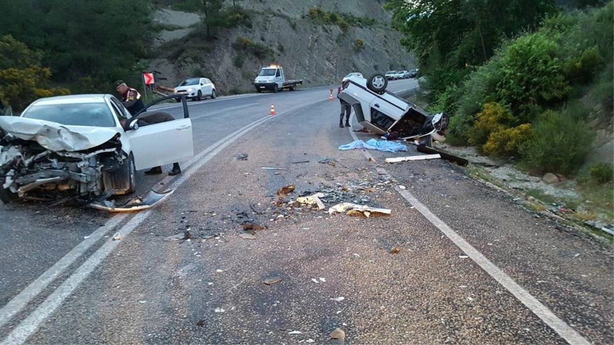 Antalya\'da Trafik Kazası: 2 Ölü, 1 Yaralı