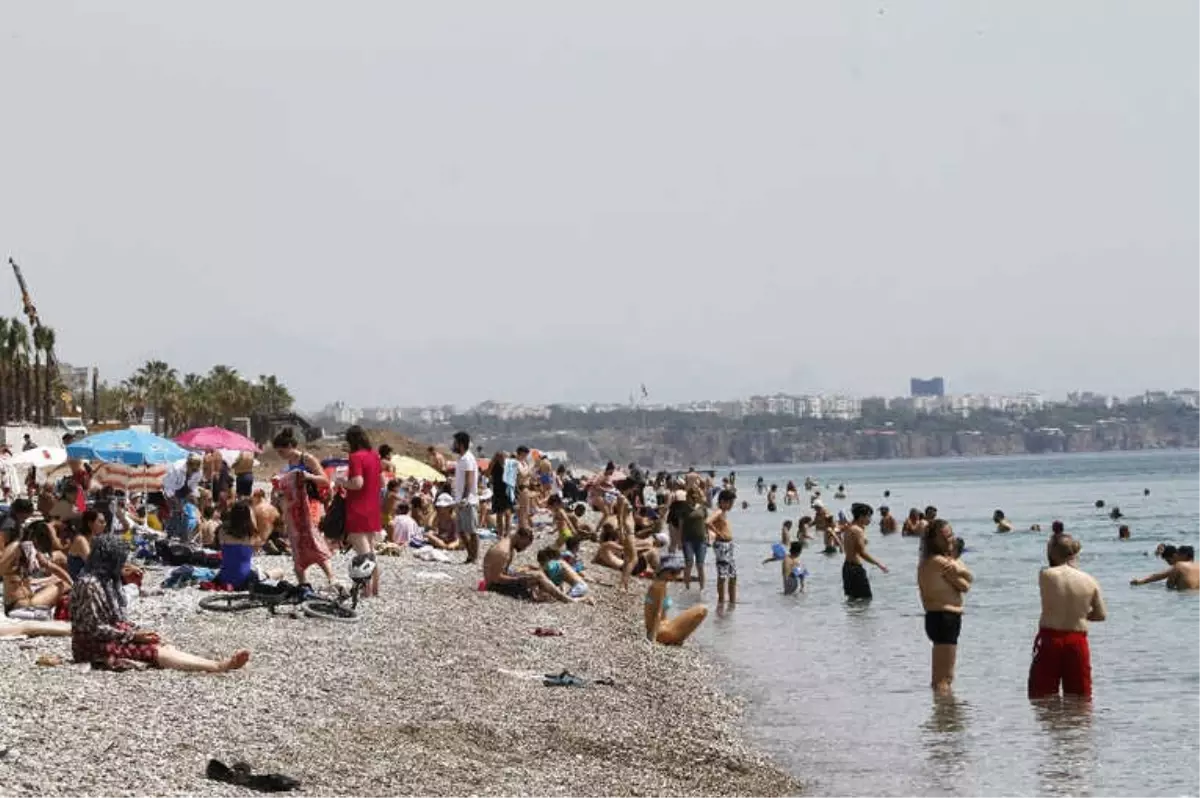 Antalya\'da Yakıcı Güneş Tatilcileri Denize Döktü