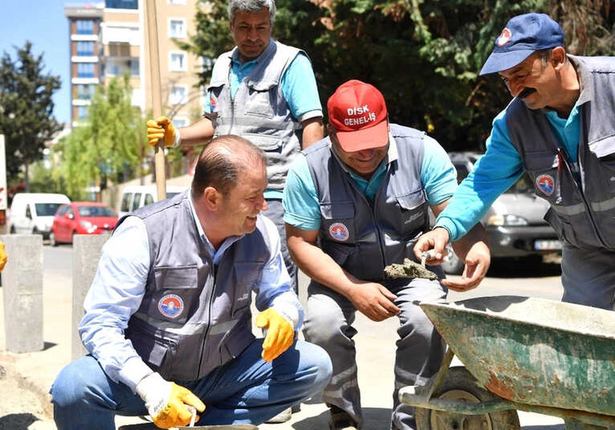 Başkan Ali Kılıç İşçilerle Kaldırım Taşı Döşedi