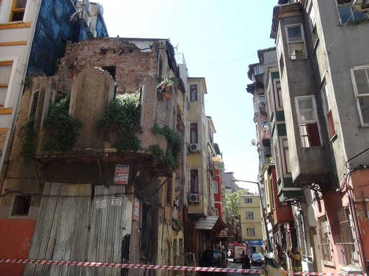 Beyoğlu\'nda Metruk Binada Göçük