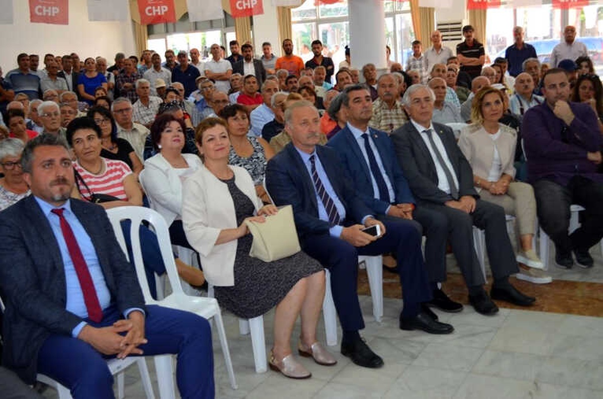 Didim CHP\'de Yeni Üyelere Rozet Takıldı