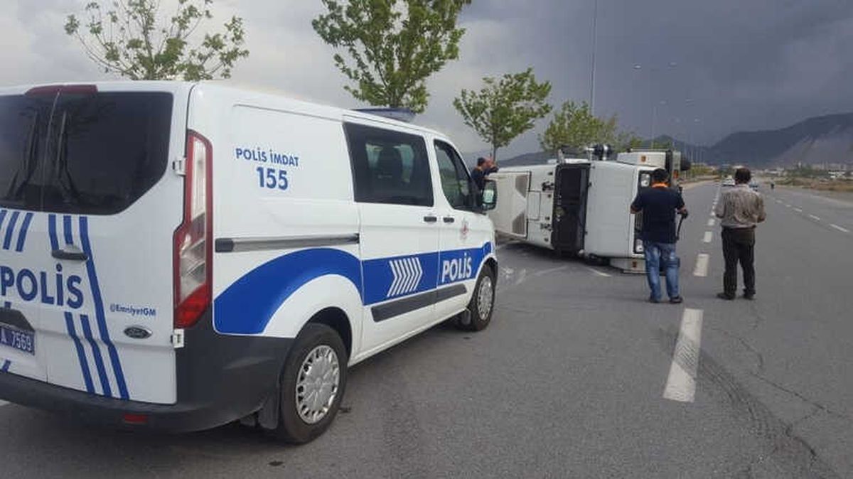 Direksiyon Hakimiyeti Kaybolan Kamyonet Yan Yattı