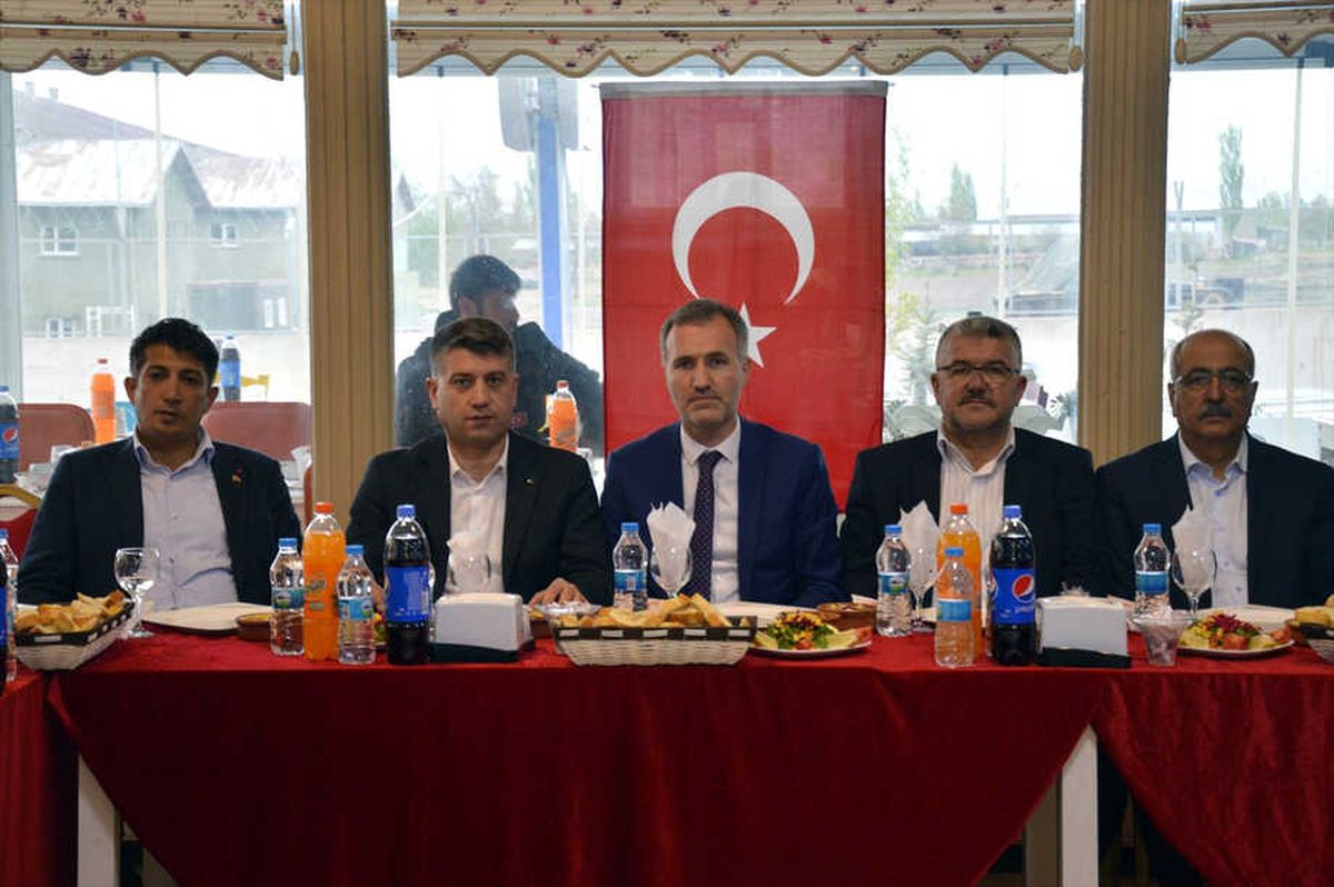 Doğubayazıt\'ta Kadroya Geçenlere Yemek Verildi
