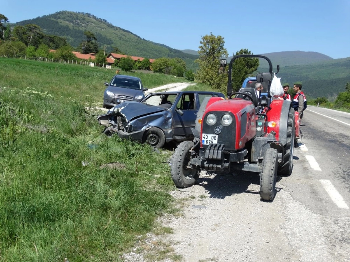 Domaniç\'te Trafik Kazası: 2 Yaralı