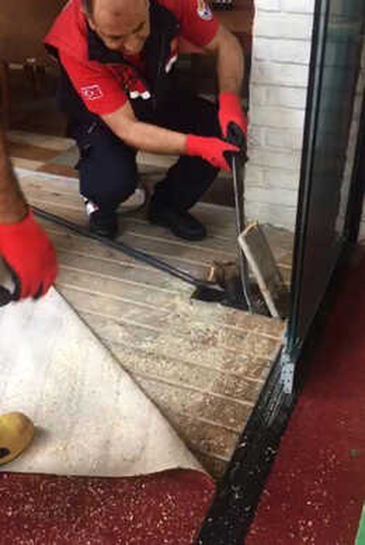 Döşemenin Altına Sıkışan Kedi Kurtarıldı