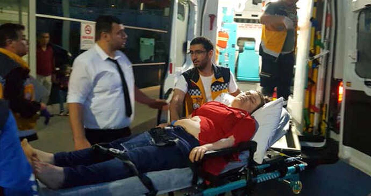 Eşi Kendisini Bıçaklayan Koca, Sağlık Ekibine Saldırırken Bacağını Kırdı