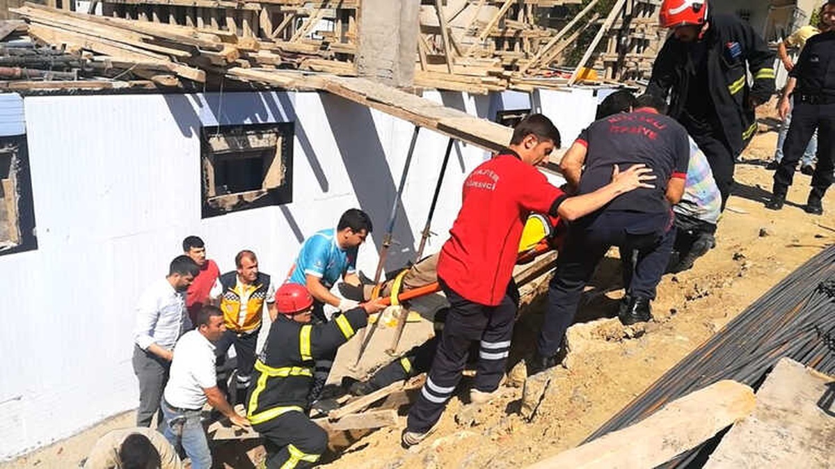 İnşaattan Düşen Kalasların Altında Kalan İşçi Yaralandı