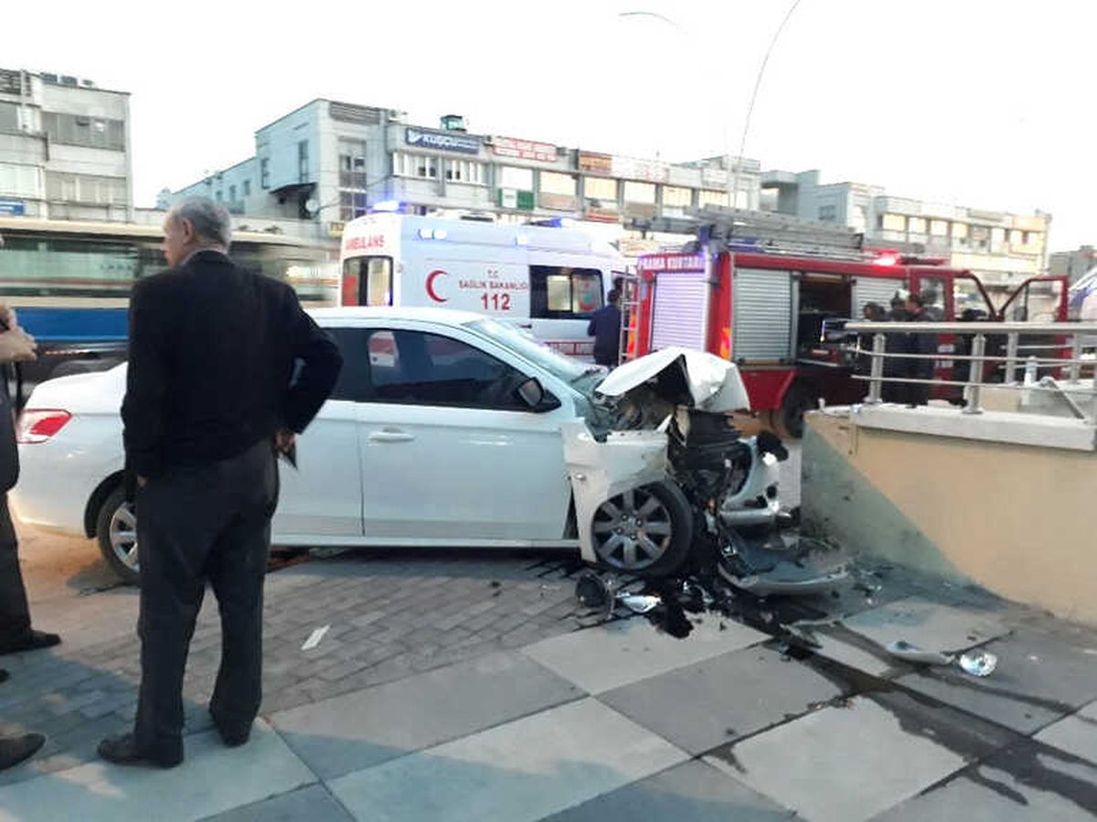Kontrolden Çıkan Araç Duvara Çarptı