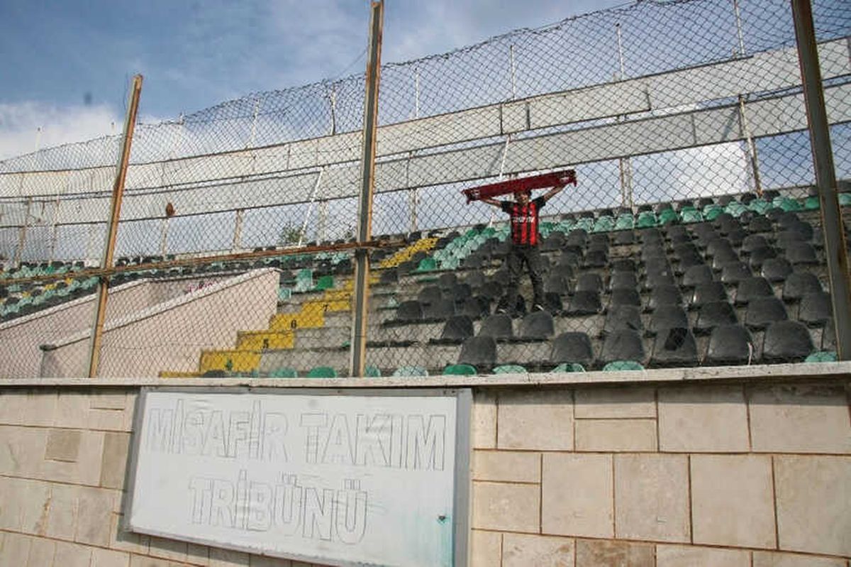 Küme Düşen Takımına Tribünden Tek Başına Destek Verdi