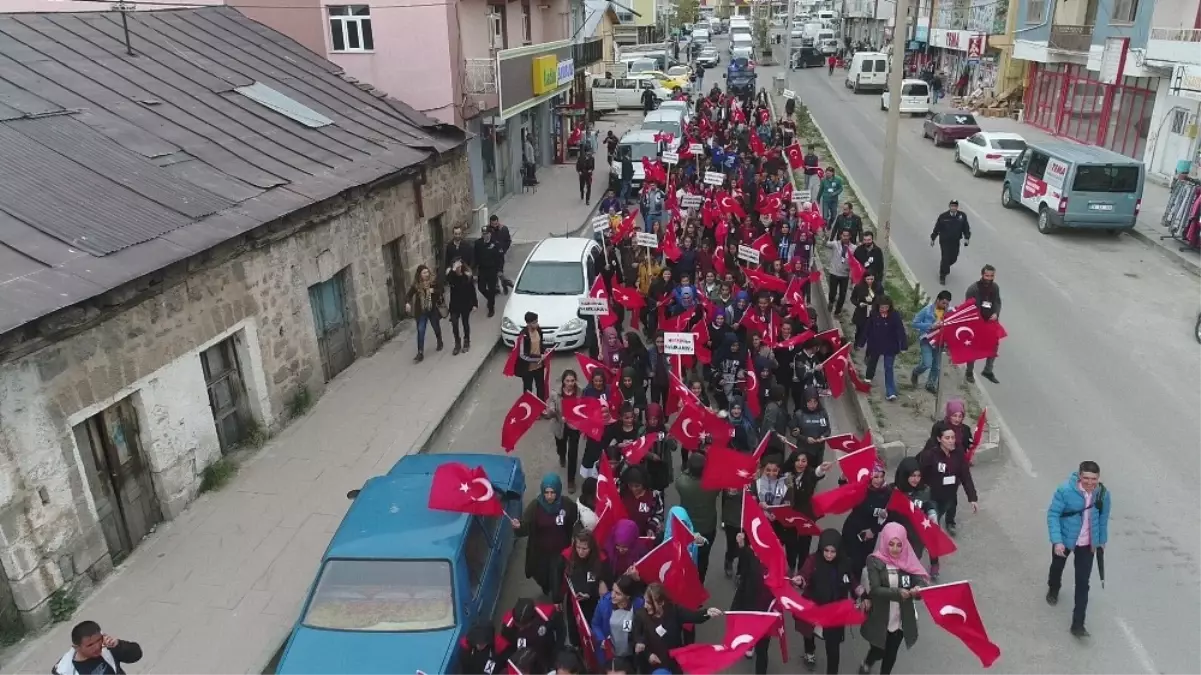 Sarıkamış\'ta Öğrenciler Şehitleri İçin Yürüdü