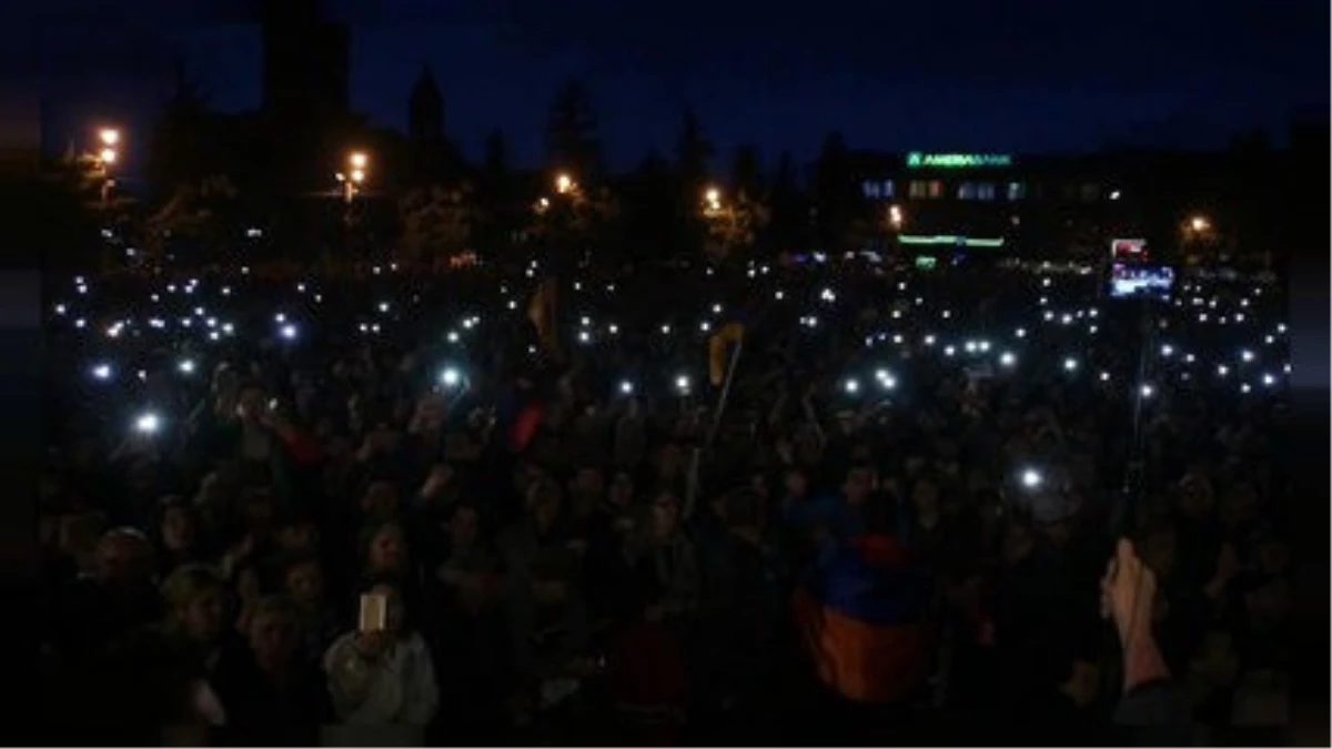 Sarkisyan\'ın İstifası Yetmedi Ermeniler Rejim Değişikliği İstiyor