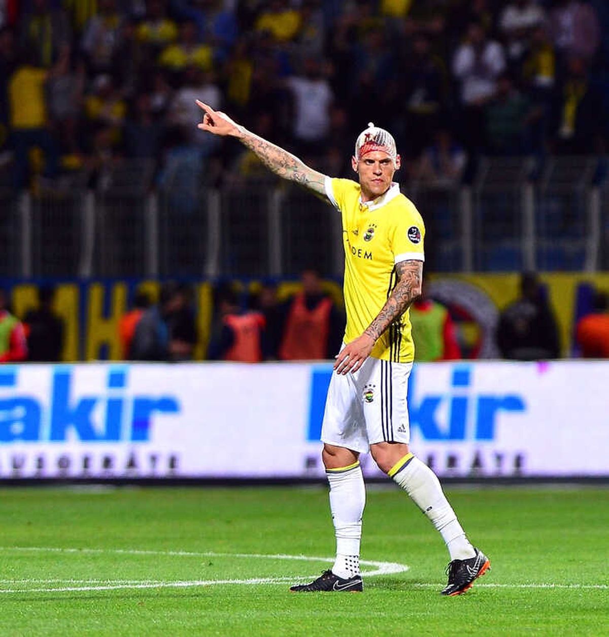 Skrtel\'in Başında Açık Oluştu