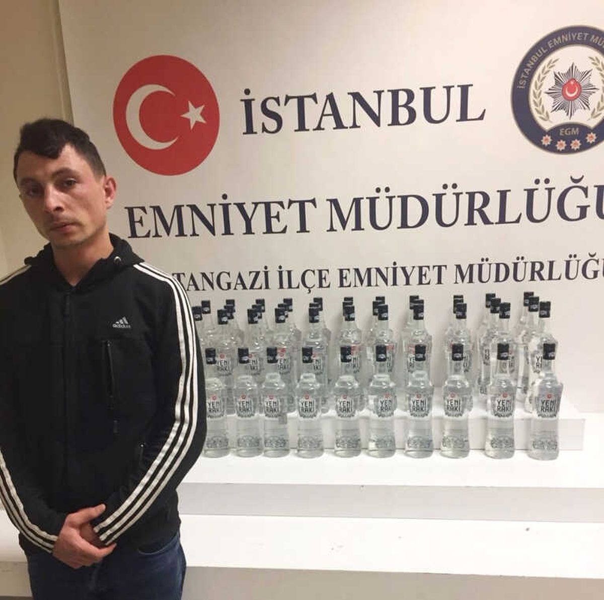 Sultangazi\'de 5 Bin 550 Şişe Kaçak Rakı, Doluma Hazır Bin Litre Alkol Ele Geçirildi