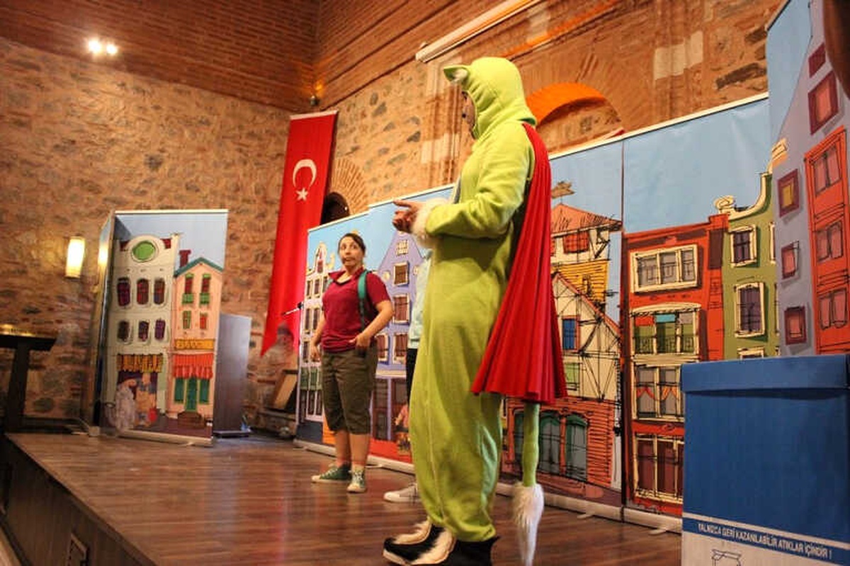 Tiyatro Oyunu ile Geri Dönüşüme Dikkat Çektiler
