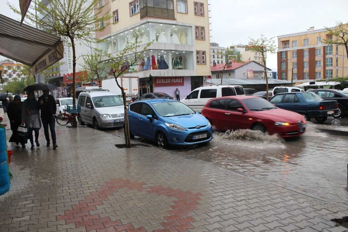 Van\'da Kuvvetli Sağanak Hayatı Olumsuz Etkiledi