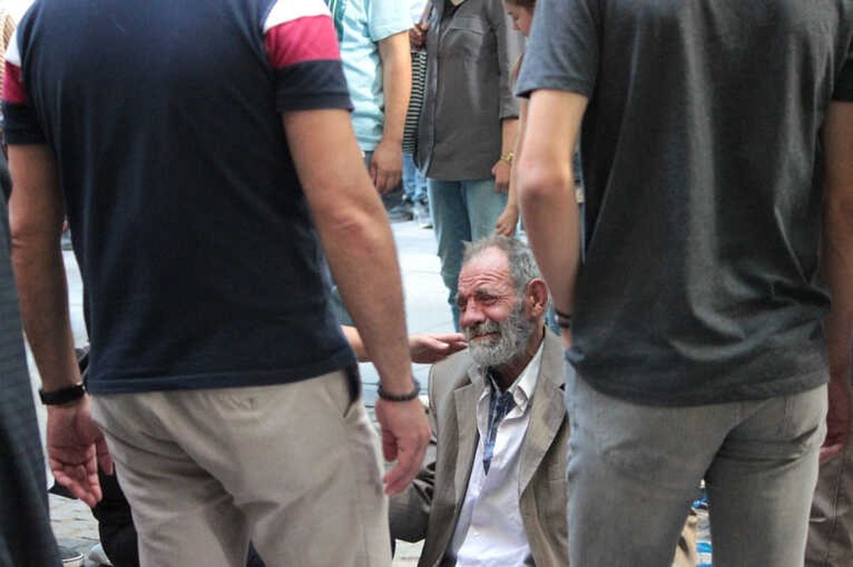 Yaşlı Adam Bir Anda Yere Yığıldı