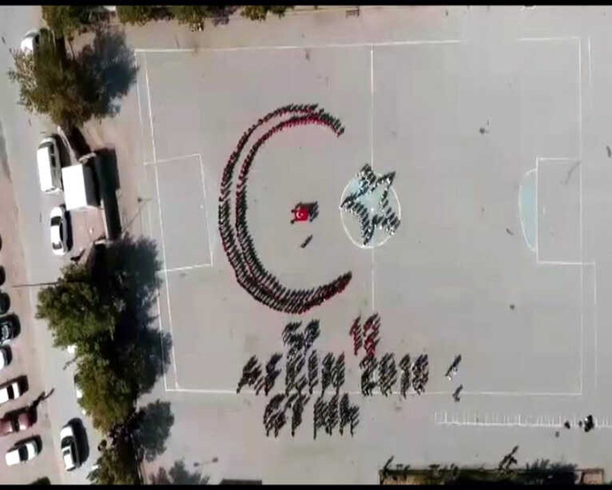 400 Öğrenci Bir Araya Geldi, \'Ay Yıldız\' Koreografisi Yaptı