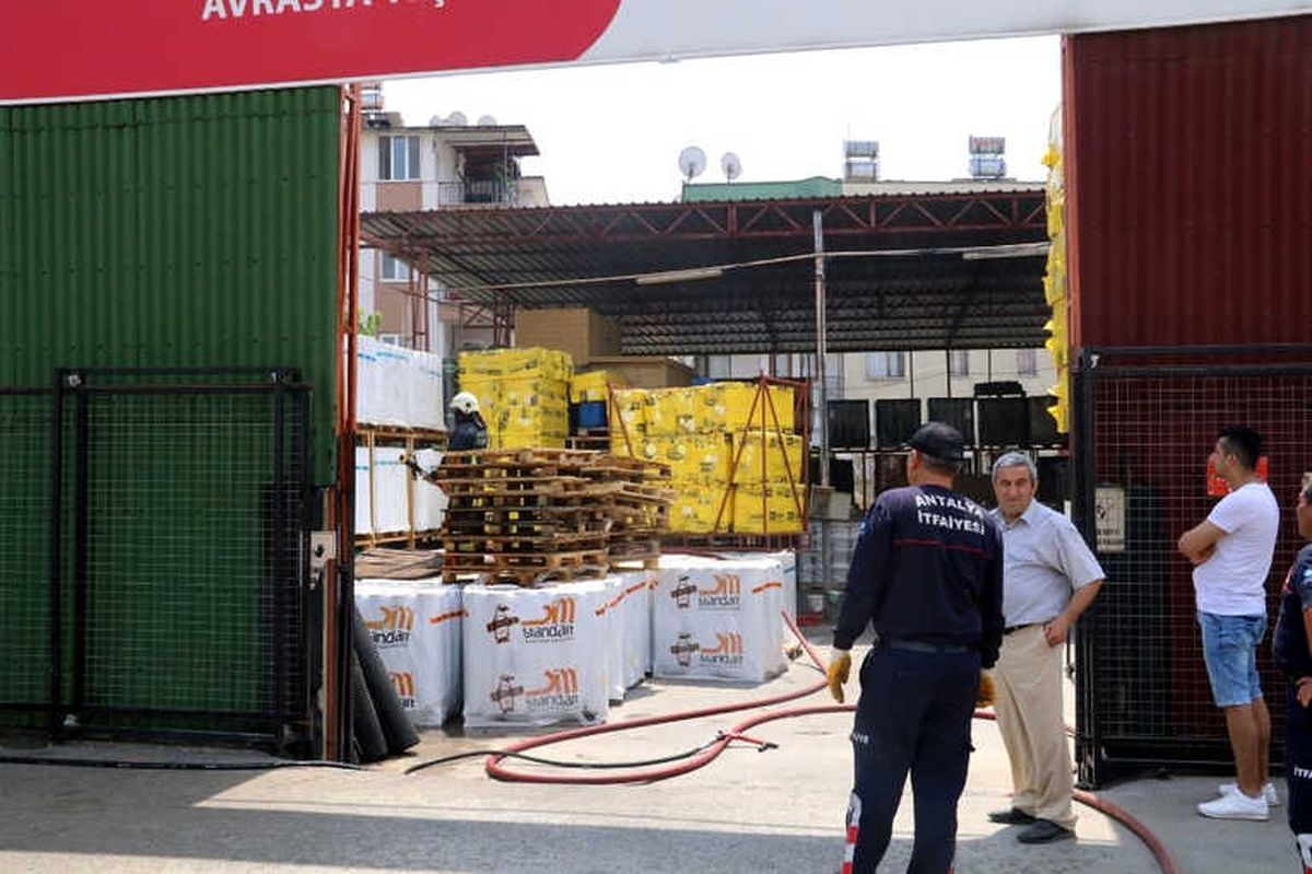Antalya\'da İzolasyon Malzeme Deposundaki Yangın Korkuttu