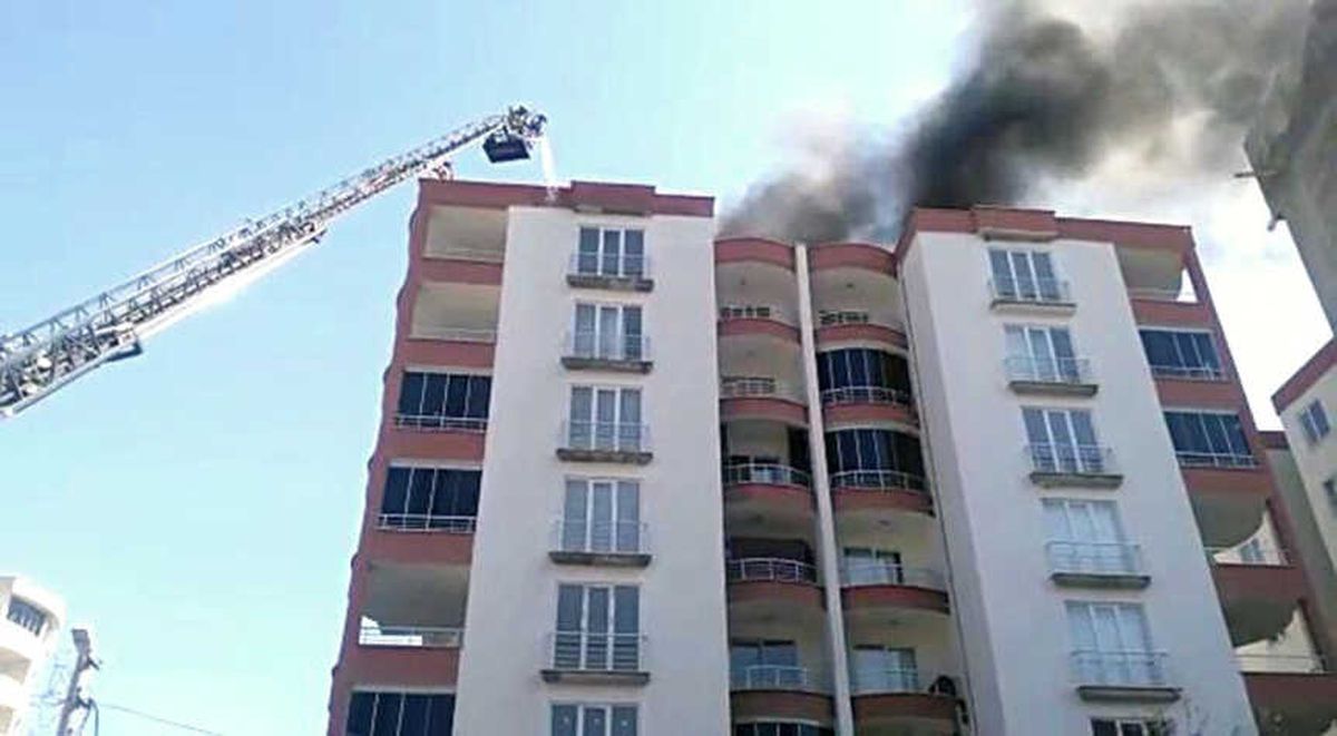 Apartmanın Çatısını Onarırken Yaktılar