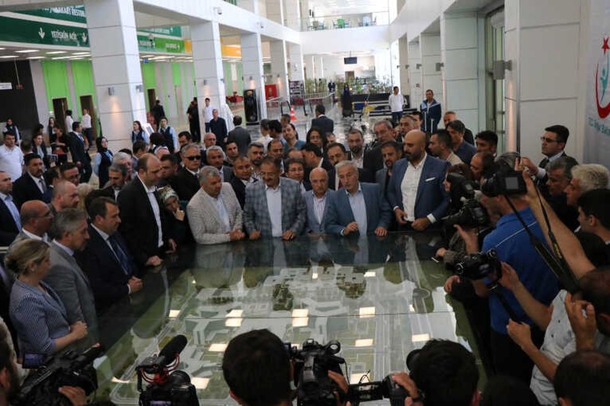 Bakan Özhaseki, Kayseri Şehir Hastanesi\'nde İncelemelerde Bulundu