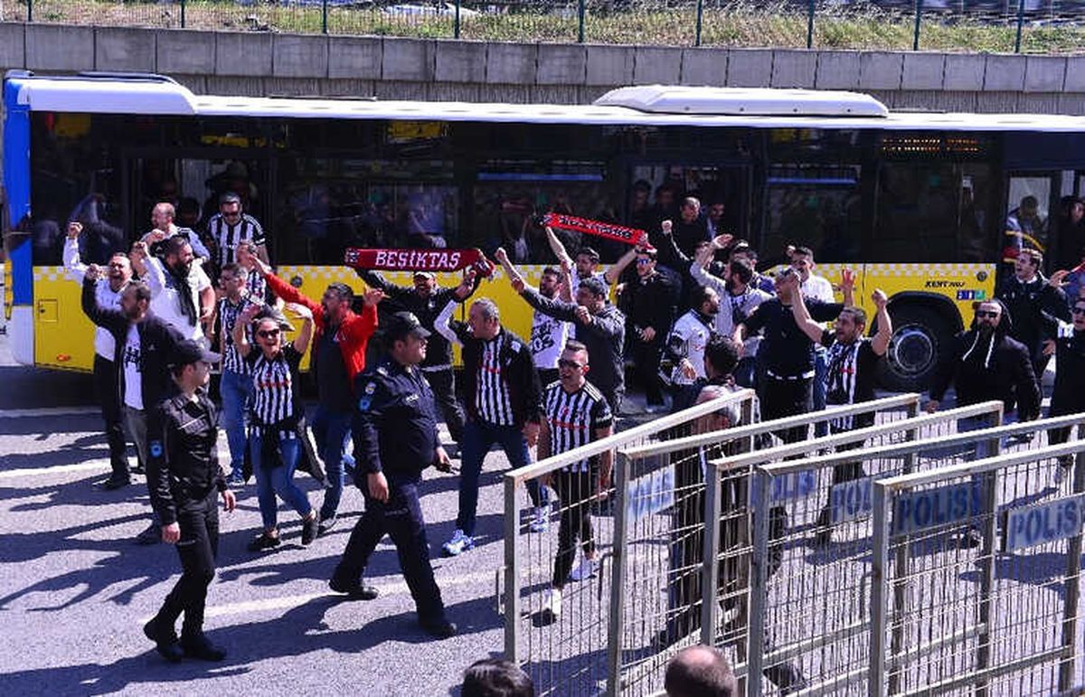 Beşiktaşlı Taraftarlar Stada Geldi