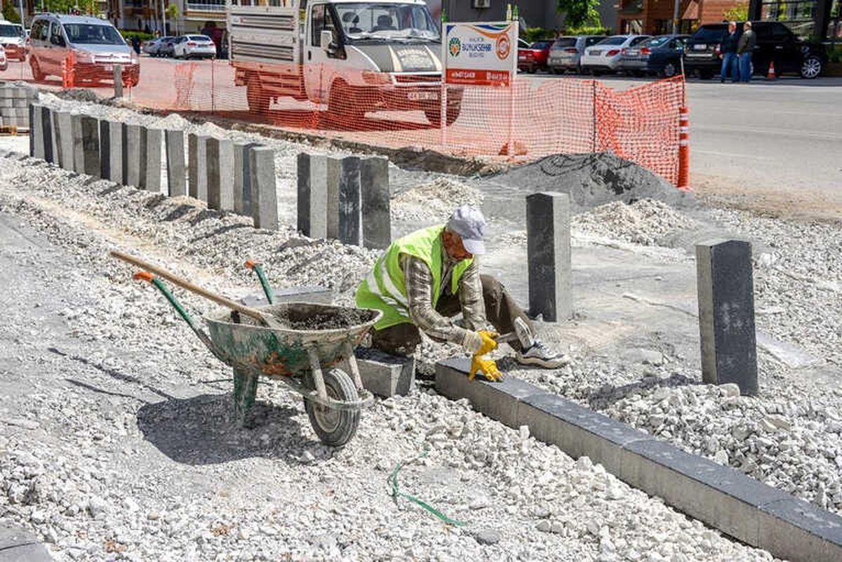 Büyükşehir Mıhlıdut Sokakta Düzenleme Çalışmalarına Başladı