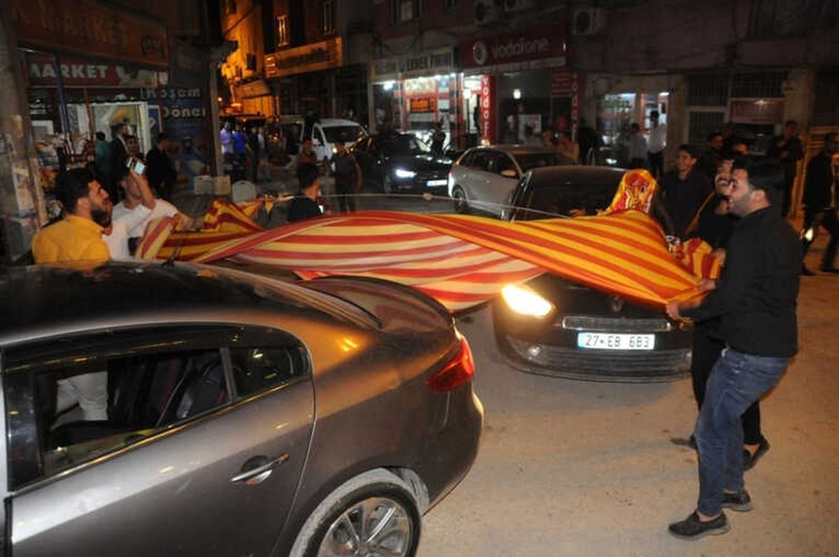 Cizre\'de Galatasaraylı Taraftarların Galibiyet Sevinci