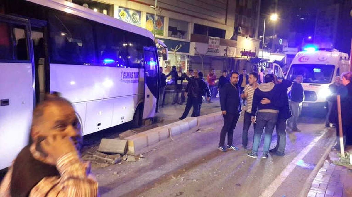 Düğünden Çıkan Davetlileri Taşıyan Otobüs Kaldırıma Çarptı