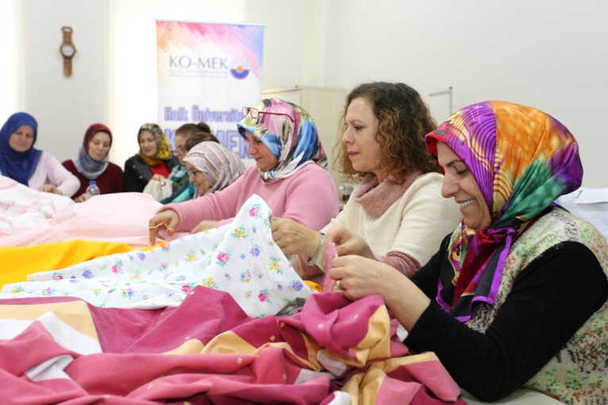 Ev Hanımları Kursta Ürettikleri Ürünleri İhtiyaç Sahiplerine Gönderecek