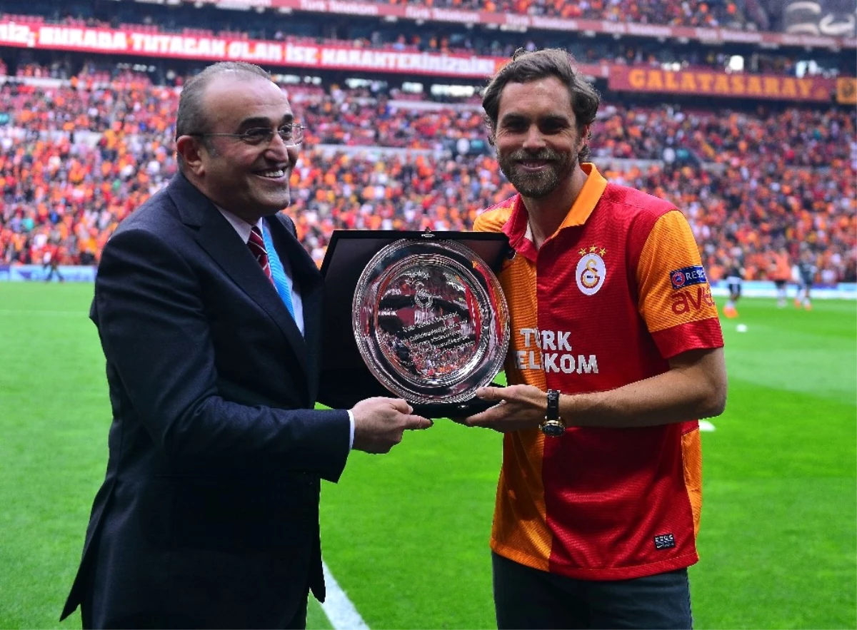 Galatasaray\'dan Elmander\'e Plaket