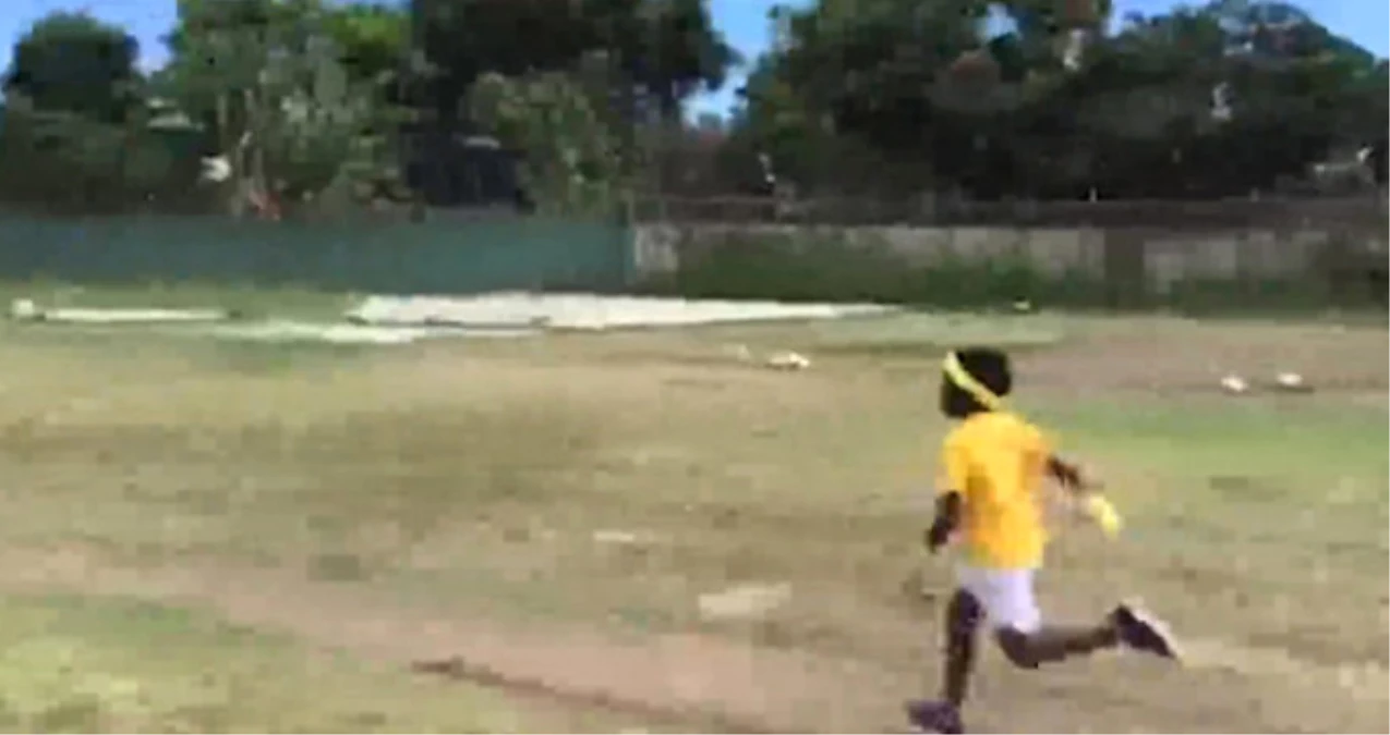 Jamaika\'da Bayrak Yarışında Ters Yöne Koşan Minik, İzleyenleri Gülme Krizine Soktu